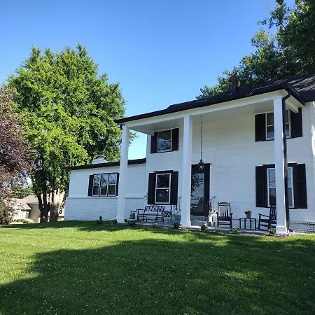 1908 Modern Farmhouse On Large Private Treed Lot